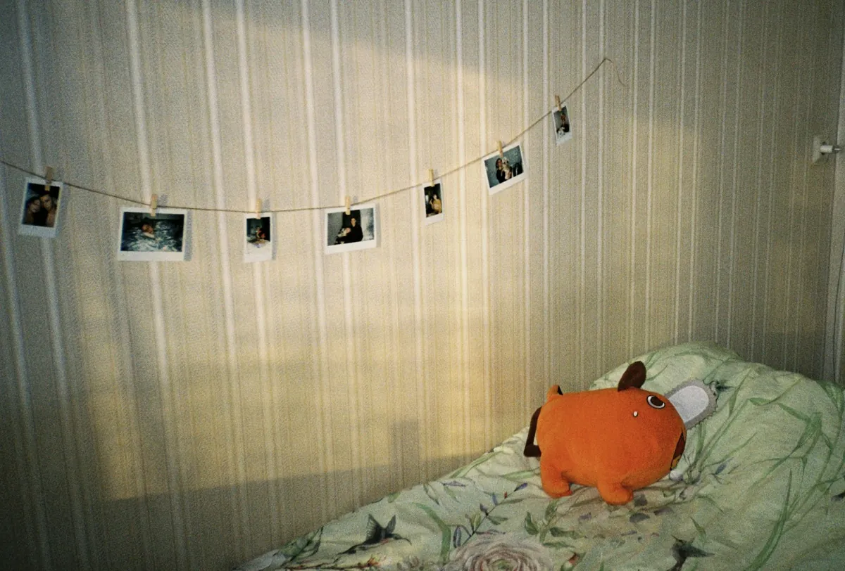 String lights and photographs hung as decoration in a room